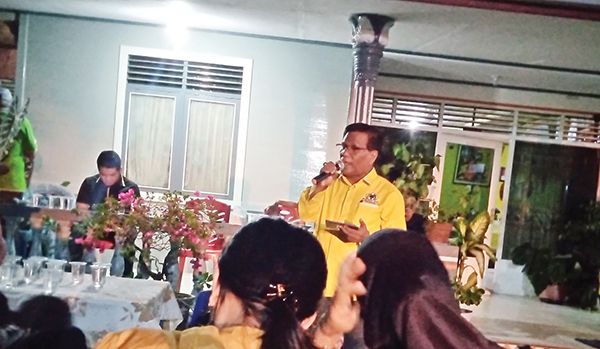 Rebut Kembali Kejayaan Partai Golkar, Para Kader Diminta Dekatkan Diri ke Masyarakat 1 LANTUNKAN TEMBANG EMAS— Nursal Uce, Caleg DPRD Kota Padang dari Partai Golkar Padang, Dapil V (Padang Selatan dan Padang Timur) saat melantunkan tembang emasnya dalam acara silaturahmi dengan warga Skeep, Mata Air, Padang Selatan, Sabtu (17/6) malam.