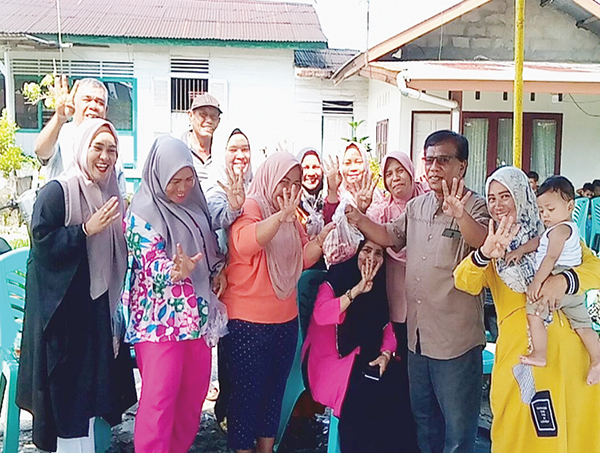 Peduli Masyarakat dan Lingkungan, Keluarga Besar Nursal Uce Berkurban 1 Bagikan Daging— Nursal Uce, M, SH didampingi Istri tercinta Emi bagikan daging kurban pada salahseorang orang warga secara simbolis.