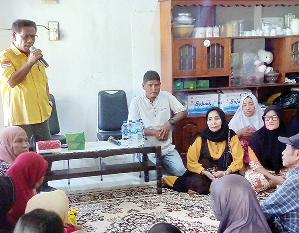 Perjungkan Kaum Marjinal, Buruh dan Masyakat Badarai, Nursal Uce: Saya tak Mau Berjanji Muluk Muluk 1 SOSIALISASI— Nursal Uce, saat bersosialisasi di Palinggam Baru di hadapan ratusan masyarakat ditemani istri tercintanya Emi, Sabtu (24/6).