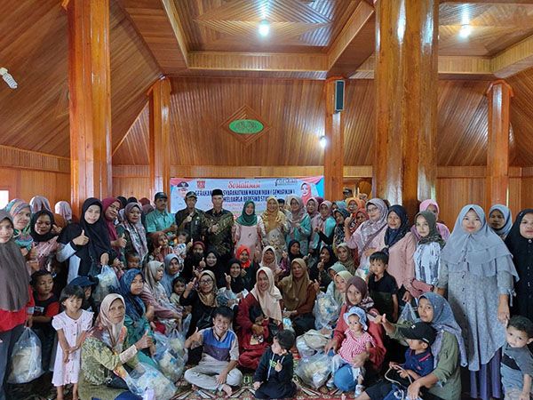 SOSIALISASI— Ketua Forikan Agam, Yenni Andri Warman mensosialisasikan Gemarikan bagi keluarga beresiko stunting di Nagari Nan Tujuah, Kecamatan Palupuah.