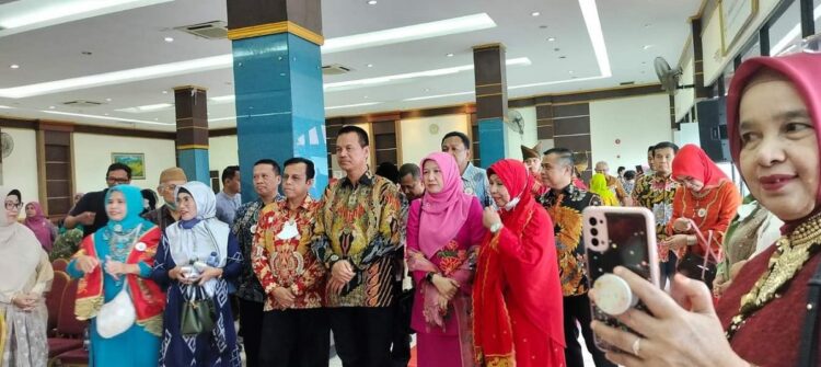 Membangun Daerah untuk Lebih Baik, Orang Pariaman Miliki Motivasi Tinggi 1 FOTO BERSAMA—Wako Genius Umar, foto bersama usai hadiri silaturahmi Ikatan Keluarga Kota Pariaman Nan Sabateh (IKO-PARIS) dalam rangka acara Halal Bihalal Keluarga besar IKO PARIS.