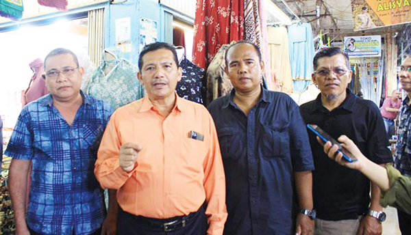 PERJUANGKAN PENCABUTAN PERWAKO— Sejumlah pemilik toko di Pasar Raya Fase 1 memberikan keterangan kepada wartawan, Rabu (7/6) terkait kesepakatan untuk menutup toko mereka jika Perwako Nomor 438 Tahun 2018, yang dinilai tidak relevan lagi dan menyusahkan bagi pedagang pemilik toko di dalam.