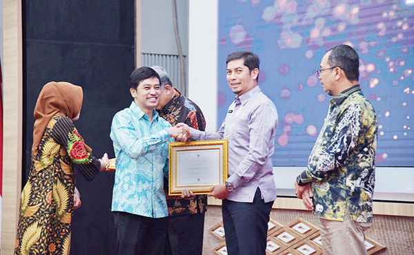 Konsisten Larangan Iklan Rokok Sejak 2019 hingga 2023, Wali Kota Deri Asta Terima Penghargaan Pastika Awya Pariwara 1 TERIMA PENGHARGAAN— Wali Kota Sawahlunto, Deri Asta saat menerima penghargaan Pastika Awya Pariwara dari Kementerian Kesehatan RI, Kamis (8/6), atas komitmen menetapkan dan mengimplementasikan
Perda tentang pelarangan iklan rokok di luar ruang.