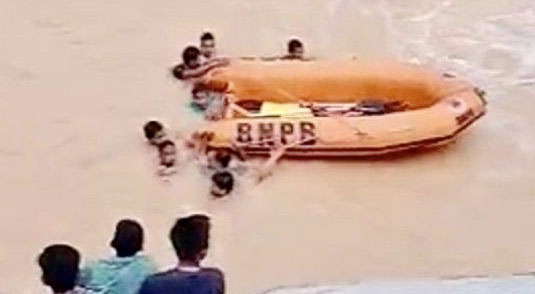 PENCARIAN— Tim SAR gabungan dibantu warga melakukan pencarian terhadap remaja yang hilang tenggelam di Bendungan Tembok Gadang, Dharmasraya.