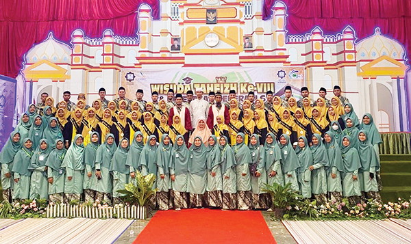 SDQu Ar Risalah Gelar Wisuda Tahfizh VIII dan Pelepasan Generasi 6 1 WISUDA— SDQu Perguruan Islam Ar Risalah menggelar Wisuda Tahfizh VIII dan Pelepasan Generasi 6, Sabtu (3/6) di GOR Ar Risalah. Ada sebanyak 230 wisudawan, 77 diantaranya kelas 6.