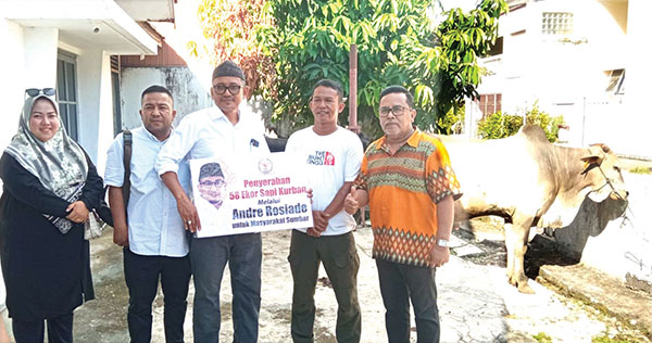 Arahan Prabowo, Andre Rosiade Sebar 58 Ekor Sapi Kurban di Sumbar 1 SAPI KURBAN— Pengelola Rumah Singgah Andre Rosiade, Joni Rusjan menyerahkan sapi kurban kepada perwakilan pengurus masjid dan mushalla. Idul Adha 144 Hijriah, Anggota DPR RI Andre Rosiade menyebarkan 58 ekor sapi kurban di masjid dan mushalla di seluruh Sumbar.