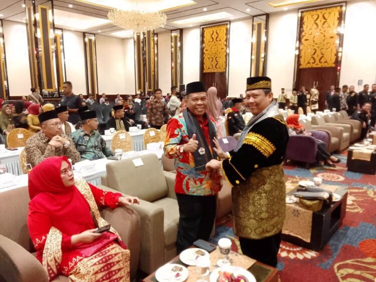 FOTO BERSAMA—Wakil Bupati Padangpariaman Rahmang foto bersama dengan pengurus PKDP.