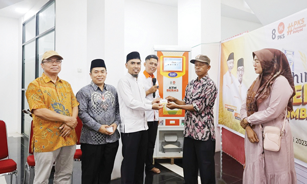 ATM BERAS— Waketum DPW PKS Sumbar Ustaz H. Ulyadi Yesmar, Kepala Bidang Humas DPW PKS Sumbar Ustaz H. Mulyadi Muslim, anggota DPR RI Fraksi PKS Dr. H. Hermanto, menyerahkan ATM beras kepada keluarga penerima manfaat, saat launching ATM beras di kantor DPW PKS Sumbar, Jumat (9/6),