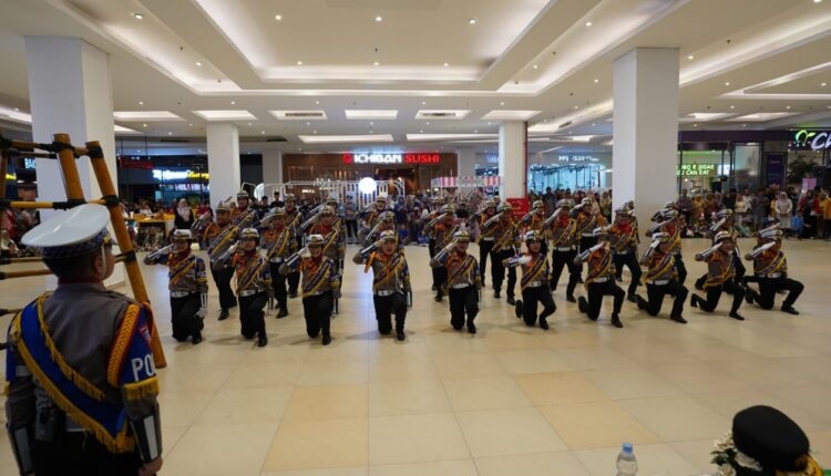 Lomba Pocil se-Sumbar Meriahkan HUT Bhayangkara ke-77, Pocil Polres Sijunjung Tampil Memukau 1 MEMUKAU— Pocil Polres Sijunjung di bawah binaan Kasat Lantas, AKP, Zamrinaldi, SH bersama AIPDA, Irwandi, SH, Briptu, Supryanto, SH, dan Briptu, Yoga Evsa Pradifta, serta Pelatih Seni, Edri Fauziah berhasil tampil memukau pada Lomba Polisi Cilik se-Sumbar dalam rangka HUT Bhayangkara ke-77.