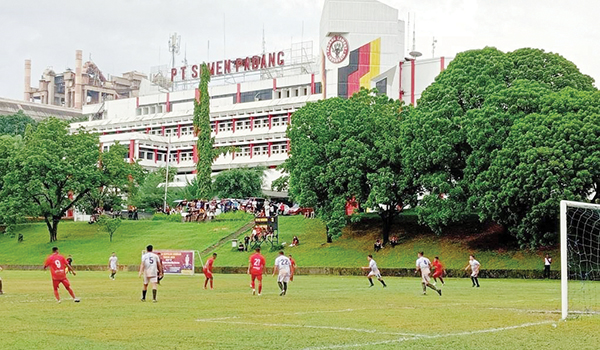 PT Semen Padang Dukung Kapolda Cup Tahun 2023, Lapangan Cubadak Tuan Rumah Grup B 1 PENYISIHAN GRUP B— Putaran pertama babak penyisihan grup B Kapolda Sumbar Cup, Sabtu (3/6) sore, di Lapangan Cubadak Indarung PT Semen Padang, berlangsung seru. PS Brimobda Sumbar berhasil mengungguli PS Polres Pessel dengan skor tipis 1-2.