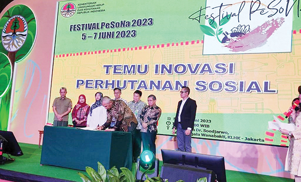 DEKLARASI KUPS— Dirut PT Semen Padang Asri Mukhtar Dt Tumangguang Basa bersama Dirjen Perhutanan Sosial dan Kemitraan Lingkungan, Bambang Supriyanto, melakukan penandatangan Deklarasi Mendukung Usaha Pengembangan KUPS.