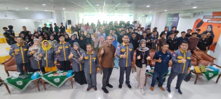 KERJA SAMA PENDIDIKAN— Kadept Komunikasi & Hukum Perusahaan PT Semen Padang, Iskandar Z Lubis dan  Wakil Rektor III UMRI Jufrizal Syahri bersama berfoto bersama usai penandatanganan MoU Kerjasama Pendidikan, serta kuliah umum, Selasa (6/6) di kampus UMRI.
