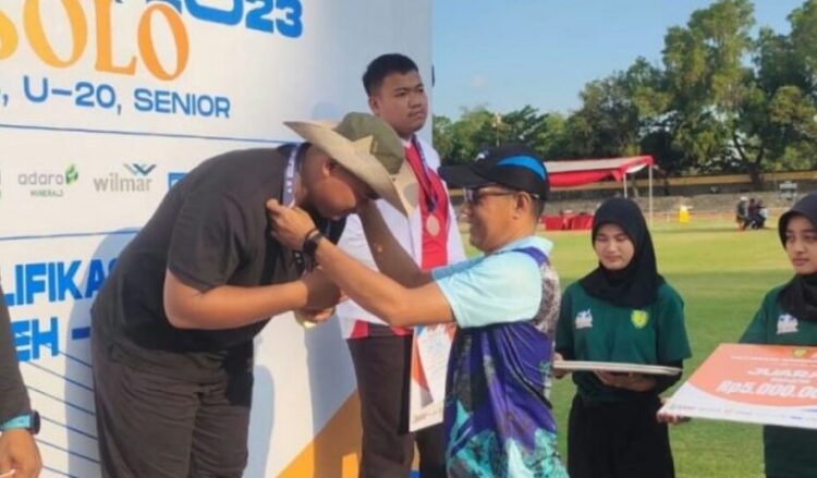 Pada Ajang Kejurnas Atletik 2023 di Solo, Atlet Asal Sijunjung Torehkan Prestasi Membanggakan 1 RAIH MDALI EMAS—Prestasi membanggakan kembali ditorehkan atlet asal Sijunjung, Rafika Putra setelah meraih medali emas pada ajang Kejuaraan Nasional (Kejurnas) Atletik 2023 di Solo, pada Minggu (25/6).