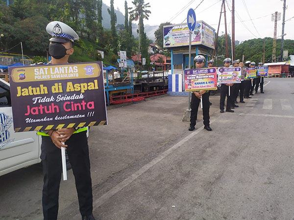 SOSIALISASI— Inilah upaya sosialisasi yang dilakukan jajaran Satlantas Polres Sawahlunto pada pengendara untuk menciptakan berlalin tertib.