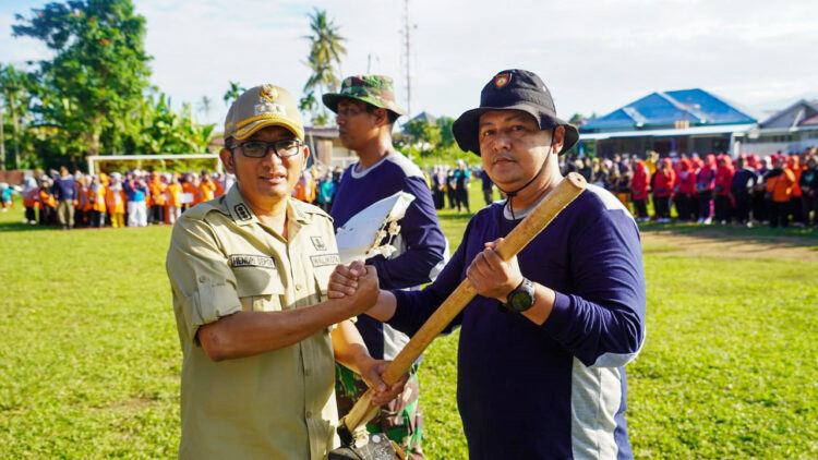 PADANG BAGORO— Wako Hendri Septa ikuti program Padang Bergoro di Kawasan Lapangan Sepak Bola Matador, Kelurahan Parak Gadang Timur, Kecamatan Padang Timur, Minggu (11/6).