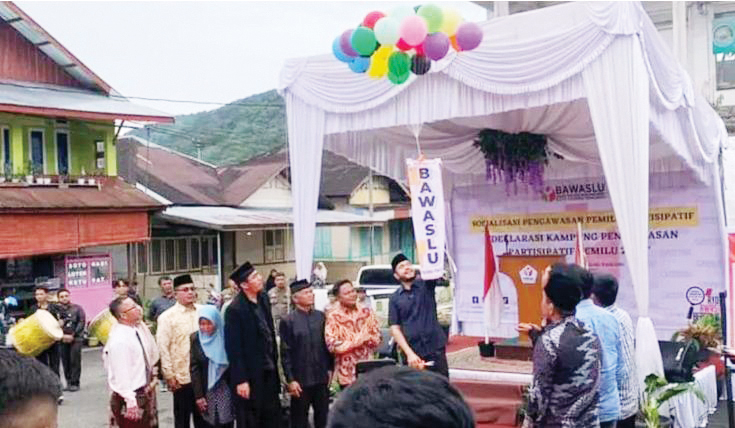 PARTISIPATIF PEMILU— Wako Padang Panjang Fadly Amran saat pencanangan Kelurahan Pasar Usang Kecamatan Padang Panjang Barat, Kota Padang Panjang, sebagai kampung pengawasan partisipatif pemilu 2024, Kamis (1/6).