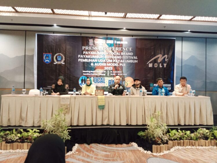 KONFERENSI PERS— Konferensi pers persiapan 3 iven di Payakumbuh oleh Ketua Dekranasda Payakumbuh Elfriza Zaharman, dihadiri Kadispar Sumbar Luhur Budianda, Minggu (11/6) di Santika Hotel Padang.