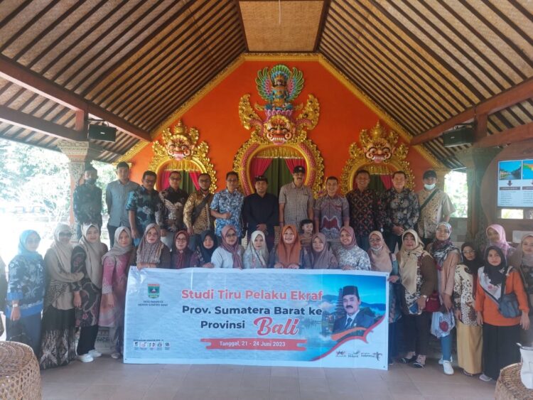 Pelaku Ekraf Sumbar Studi Tiru ke Bali, Melihat Pengelolaan Desa Terbersih Nomor 3 di Dunia 1 KUNJUNGI DESA WISATA— Anggota DPRD Sumbar Ismunandi Sofyan dan Kabid Destinasi dan Industri Pariwisata Dinas Pariwisata Sumbar Doni Hendra bersama 43 Pelaku Ekraf Sumbar studi tiru ke Desa Penglipuran di Bali, Kamis (22/6) lalu.