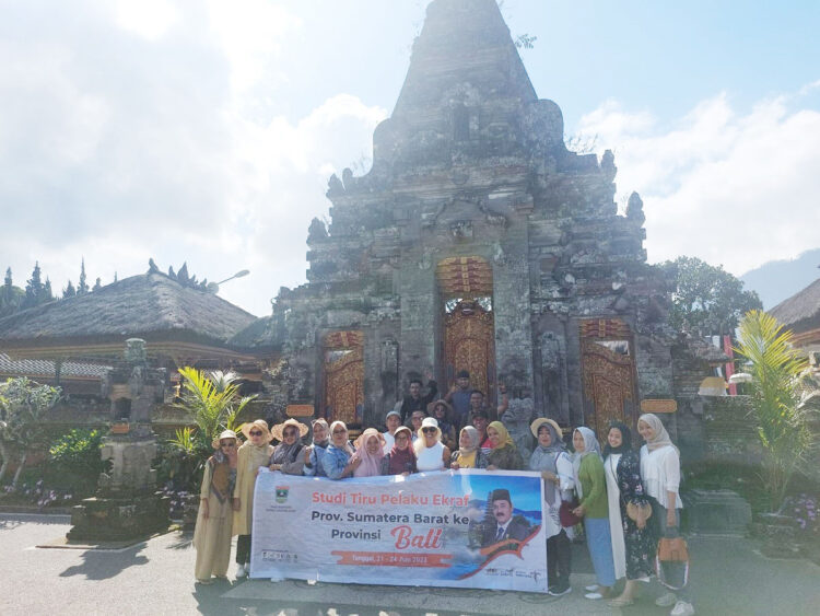 Pelaku Ekraf Sumbar Tinjau Objek Wisata dan Produk UMKM Terkenal di Bali 1 KUNJUNGAN PELAKU EKRAF— Rombongan Pelaku Ekraf Sumbar mengunjungi Pura di Danau Ulun Beratan, Bali, beberapa waktu lalu.