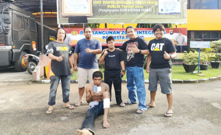 PENCURI—Pelaku RY (33) dihadiahi timah panas gegara berusaha kabur usai ketahuan mencuri di rumah Iki si Ketua Pemuda Padang.