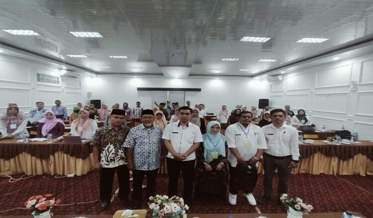 PELATIHAN MANAJEMEN KOPERASI— Anggota dan pengurus koperasi mengikuti pelatihan manajemen bagi pengurus koperasi yang digelas DPKUKM Kota Solok.