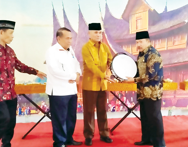 BARIKAN BANTUAN— Pemda Agam Berikan Bantuan Alat Kesenian Khas Minang kepada IKLAR Jawa Timur.