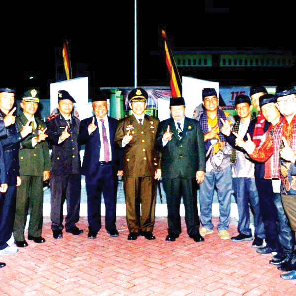 RENUNGAN SUCI— Pemerintah Kabupaten Agam gelar kegiatan apel kehormatan dan renungan suci, di Taman Makam Pahlawan Siti Manggopoh, Kamis (15/6) malam pukul 00.00 WIB.