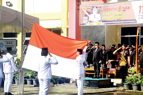 Pemkab Peringati Perang Kamang ke-115 1 UPACARA —Mengenang jasa para pahlawan Perang Kamang ke-115, Pemerintah Kabupaten (Pemkab) Agam menggelar upacara di Halaman Kantor Camat Kamang Magek,
Kamis (15/6).