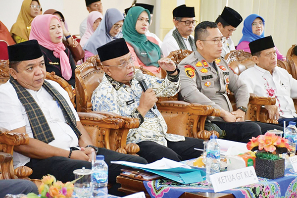 VERIFIKASI LAPANGAN— Sekda Agam Edi Busti, mengikuti verifikasi lapangan hybrid dalam mengevaluasi Kabupaten Layak Anak (KLA) 2023 secara virtual, di aula Kantor Bupati Agam, Jumat (9/6).