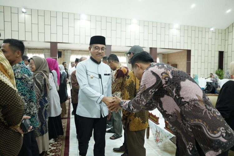 Pemkab Harapkan Dekopin Lakukan Pembinaan Koperasi di Solsel 1 KUKUHKAN—Usai pengukuhan DEKOPIN Daerah Kabupaten Solok Selatan, Bupati Khairunnas salami para pejabat yang dilantik.