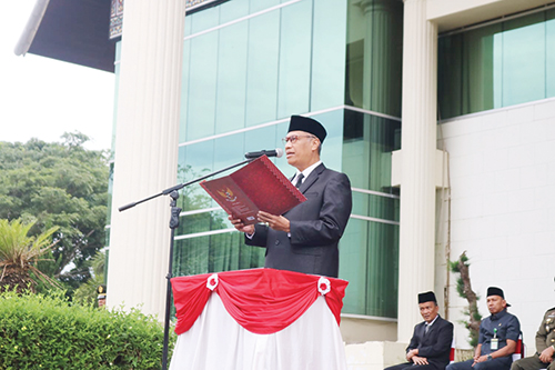 Pemko Bukittinggi Peringati Harlah Pancasila 2023 1 INSPEKTUR UPACARA— Wakil Walikota Bukittinggi, Marfendi menjadi inspektur upacara peringatan Hari Lahir Pancasila tahun 2023. Upacara dilaksanakan di halaman Balaikota Bukittinggi, Kamis (1/6).