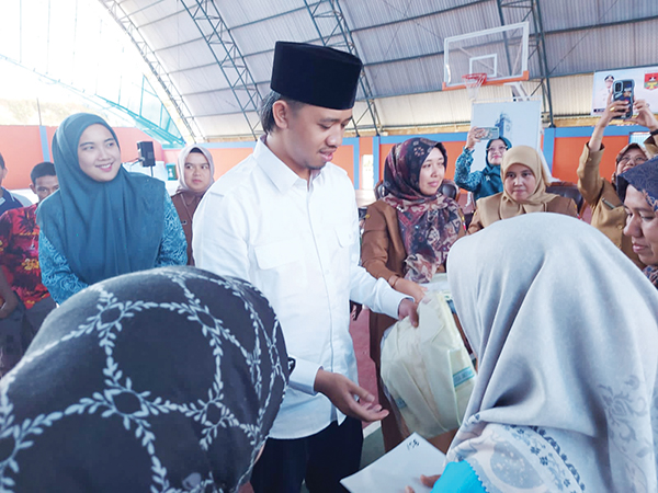 KPM Disabilitas dan Pilar Sosial Kota Bukittinggi Terima Bantuan 1 SALURKAN BANTUAN— Walikota Erman Safar didampingi Ketua LKKS Bukittinggi, Ny. Fiona Erman Safar menyalurkan bantuan permakanan dan sembako untuk 256 KPM Disabilitas, serta honor pilar sosial Kota Bukittinggi, di Gor Bermawi Bukittinggi, Senin (26/6).