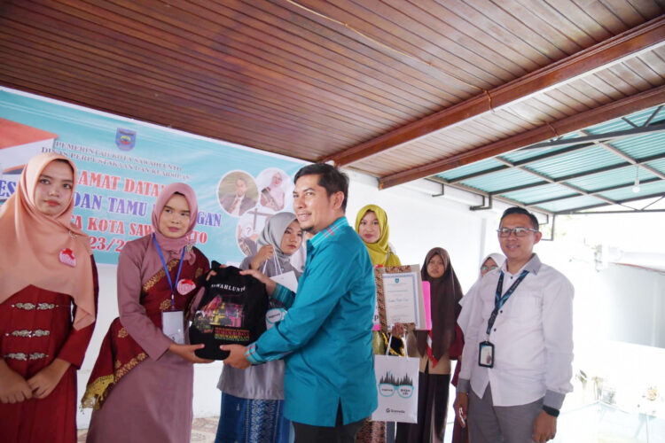 Pemilihan Duta Baca Tahun 2023, Pemko Sawahlunto Ajak Milenial Hobi Membaca 1 SERAHKAN HADIAH— Wako Sawahlunto Deri Asta serahkan hadiah kepada para pemenang usai Grand Final Pemilihan Duta Baca Tahun 2023.