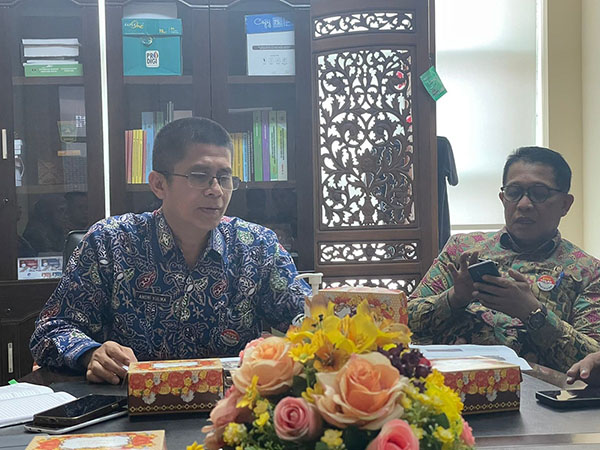 Shalat Idul Adha Dipusatkan di Halaman Kantor Gubernur 1 DIALOG— Asisten Bidang Administrasi Umum Setdaprov Sumbar, Andri Yulika memberi keterangan terkait persiapan pelaksanaan Shalat Idul Adha 1444 Hijriah, pada Kamis, 29 Juni mendatang.