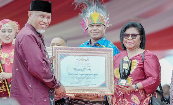 PIAGAM PENGHARGAAN— Gubernur Sumbar Mahyeldi Ansharullah menyerahkan piagam penghargaan kepada Bupati Mimika, saat penutupan Penas KTNA XVI, Kamis (15/6) di Lanud Sutan Sjahrir Padang.