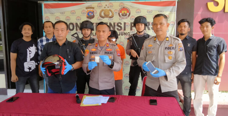 PENGEDAR NARKOBA— Wakapolres Kompol Omri Yan Sahureka dan Kasat Narkoba Iptu Awal Rama perlihatkan barang bukti sabu hasil penangkapan pengedar berinisial EAI (26).