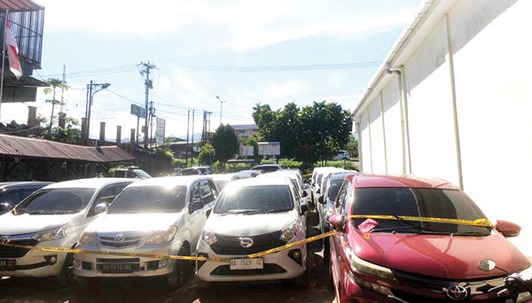 IRT jadi Bos Komplotan Penggelepan Mobil Rental, 17 Unit Disita dari Penangkapan 3 Tersangka 1 PENGGELAPAN MOBIL— Polsek Kuranji mengamankan 17 unit mobil dari penangkapan tiga tersangka kasus penggelepan mobil rental.