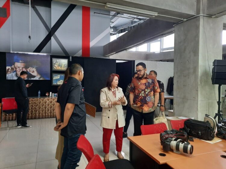 Penuhi Undangan Majalah Tempo, Fadly Amran Paparkan Prestasi dan Potensi Kota Serambi Mekah 1 PAPARKAN POTENSI KOTA— Wali Kota, H. Fadly Amran, BBA Datuak Paduko Malano saat mengunjungi redaksi Majalah Tempo di Jakarta. Wako memaparkan prestasi dan potensi daerahnya.