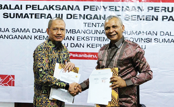 PERJANJIAN KERJA SAMA— Direktur Utama PT Semen Padang Asri Mukhtar bersama Kepala Balai P2P Sumatera III Zubaidi, melakukan penandatangan Perjanjian Kerja Sama (PKS) percepatan pemenuhan Rumah Layak Huni (RLH) dalam penanganan kemiskinan ekstrem di Sumbar, Riau, dan Kepri.