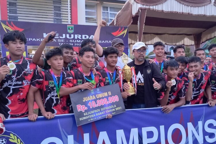 Persikopa Pariaman Juara I Kejurda Sumbar 2023, Jadi Ajang Uji Coba PPLP Sumbar Hadapi Kejurnas di Pekanbaru 1 SERAHKAN PIALA— Kepala Dispora Sumbar, Meifrizon menyerahkan piala kepada Tim PPLP Sumbar yang meraih juara 2 Kejurda KU 23 Sumbar Tahun 2023.