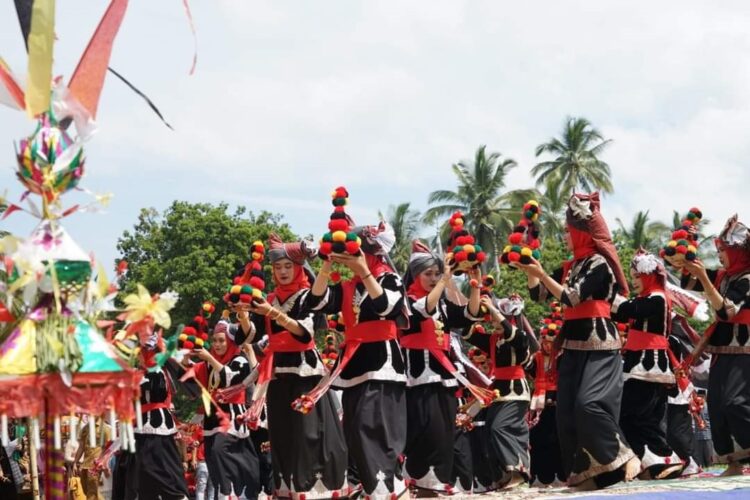 Pesona 1000 Baju Milik Nagari Padang Magek, Event Termahal di Tanah Datar 1 PAWAI— Peserta pawai Baju Milik Nagari Padang Magek, yang merupakan pakaian adat kaum perempuan di Nagari Padang Magek, Kecamatan Rambatan, mewarnai pelaksanaan Program Unggulan Satu Nagari Satu Event Kabupaten Tanah Datar.
