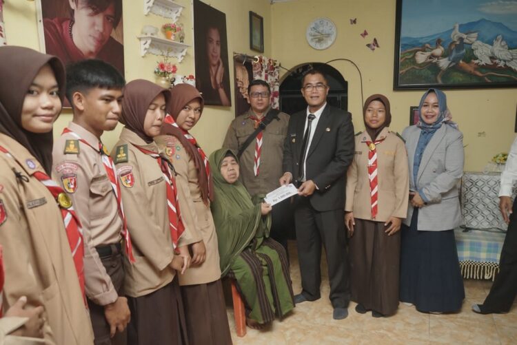 SERAHKAN BANTUAN— Pj Wali Kota Payakumbuh Rida Ananda menyerahkan bantuan kepada warga yang memiliki penyakit kalainan jantung.