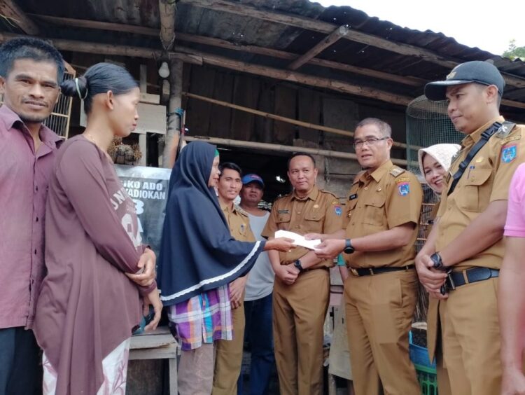 Pj. Wali Kota Bantu kakek sepuh yang tetap berusaha di usia senja menjual sangkar burung di Kelurahan Tiakar