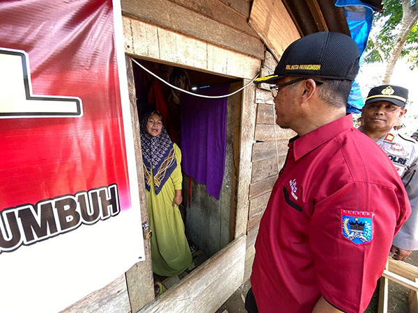 Masih Ada 1000 RTLH di Payakumbuh 1 RUMAH TIDAK LAYAK HUNI— Pj Wali Kota Payakumbuh Rida Ananda melihat rumah warga miskin yang dihuni 9 jiwa dengan luas hanya beberapa meter di tengah kebun ubi