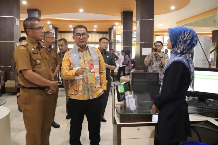 KUNJUNGAN DIRJEN OTDA— Pj  Wali Kota Payakumbuh Rida Ananda bersama Dirjen Otda di MPP Kota Payakumbuh.