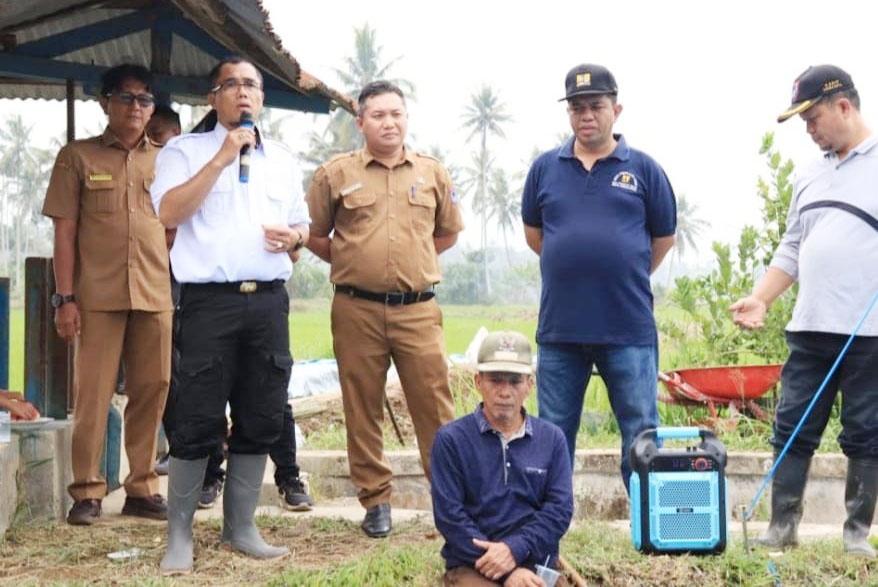 Pj. Wali Kota Rida Ananda bersama Kadis PUPR dan Disdukcapil serta instansi lainnya bersama masyarakat