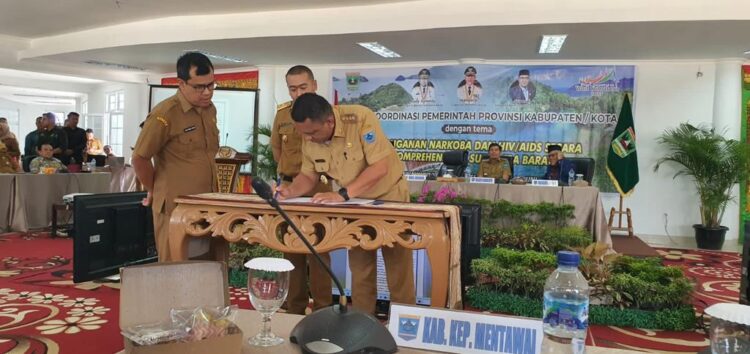 2022, Kasus HIV Capai 2.704 Orang di Sumbar, Kota Padang Tertinggi 1 TANDA TANGAN—Pj.Bupati Kepulauan Mentawai Fernando J Simanjuntak saat menandatangani kesepakatan Penanganan Narkoba dan HIV / AIDS secara komprehensif di Sumatera Barat, saat kegiatan Rakor di Kota Sawahlunto.