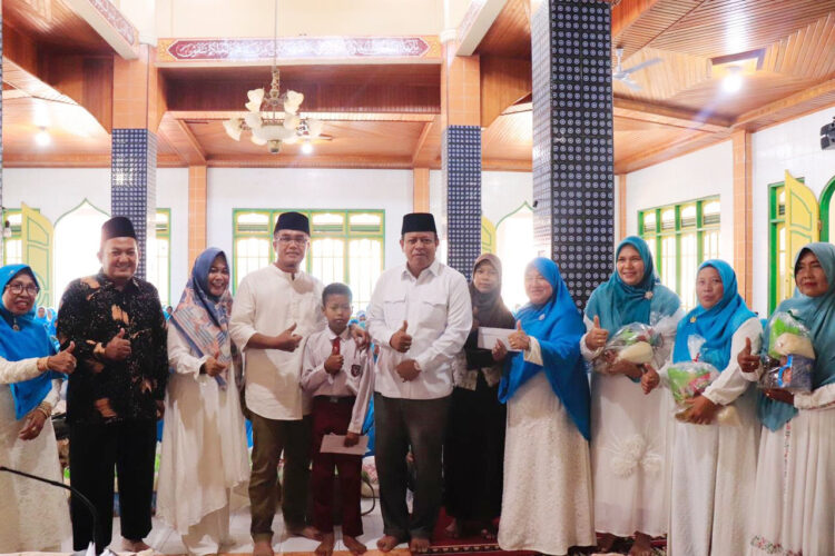 Kelompok Yasinan bisa Menjadi Wadah untuk Menuntut Ilmu 1 FOTO BERSAMA—Pj Wali Kota Rida Ananda bersama anggota DPRD YB.Dt.Parmato Alam ketika menghadiri acara Kelompok Yasinan.