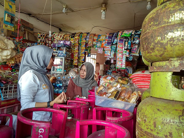 Sempat Langka di Payakumbuh, Gas Elpiji 3 Kg Stabil lagi 1 PASOKAN ELPIJI AMAN— Plh Kepala Satpol PP dan Damkar saat menanyakan ketersediaan gas elpiji 3 Kg kepada pemilik warung. Sempat langka, kini pasokan elijiki kembali normal.