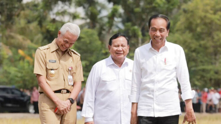 LSI Denny JA: Pendukung Jokowi Lebih Pilih Prabowo daripada Ganjar 1 BERSAMA— Menhan Prabowo Subianto (tengah) bersama Ganjar Pranowo dan Presiden Jokowi.